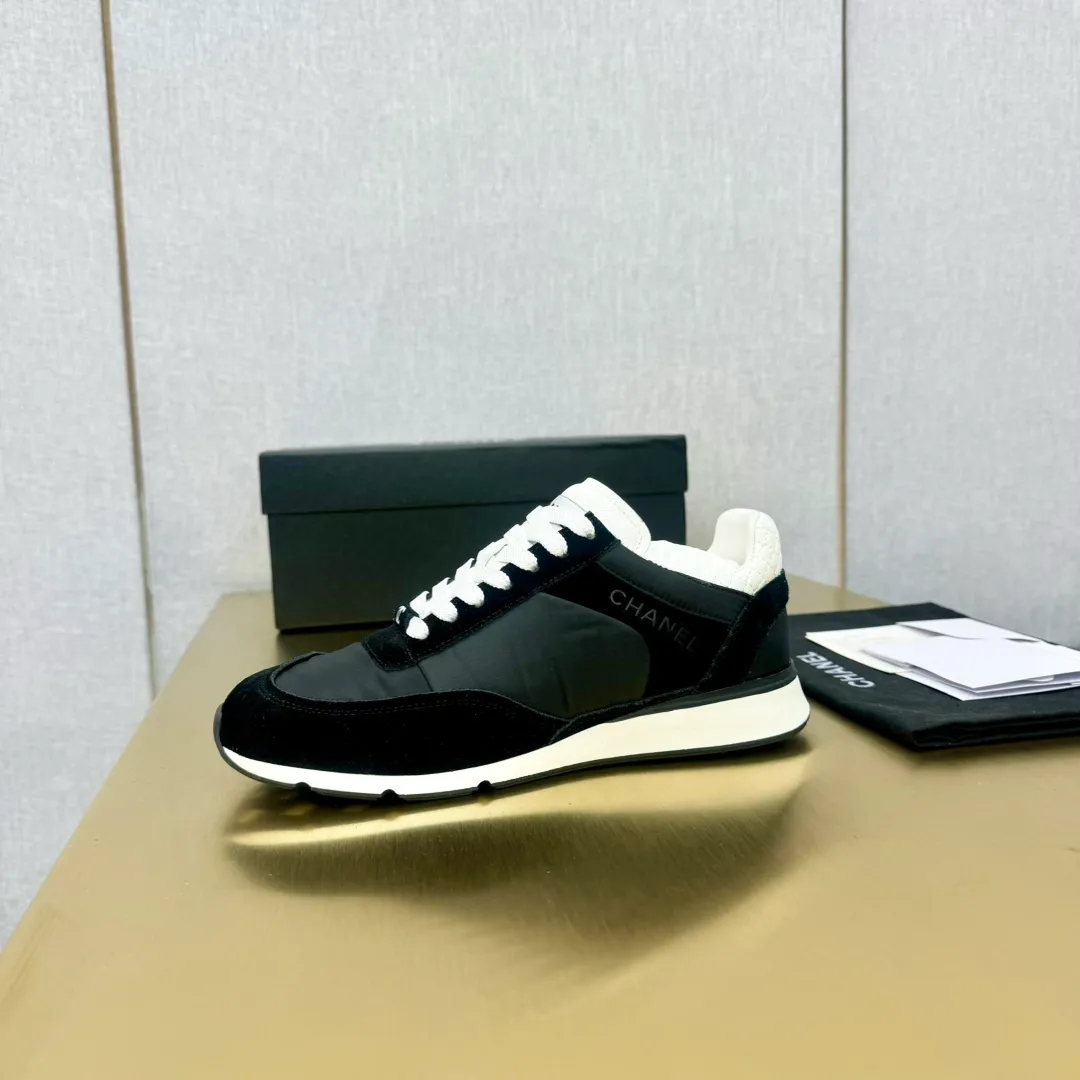 👟👟Ex-factory price 560👟👟 CHANEL Chanel thick-soled panda sneakers Panda biscuit shoes Chanel 2024ss popular panda shoes 🐼Colorful thick-soled casual sports shoes sneakers counter synchronization The counter is very popular Very difficult to buy a shoe The most popular thick-soled panda shoes on the Internet It can be imagined that small fragrance control can not miss it, both appearance and comfort coexist Simple and versatile white shoes. The thick sole increases height and is super versatile. You can wear it with your eyes closed😍Whoever wears it will look better. Upper: calfskin. Lining: imported sheepskin lining. Outsole: TPU original outsole. Size: 35-40 (41 customized.